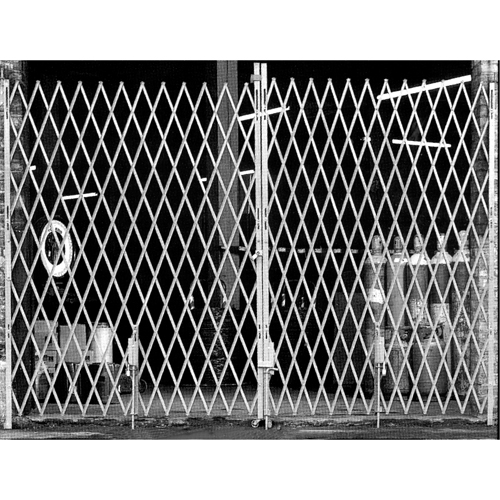 Barri&egrave;res de s&eacute;curit&eacute; galvanis&eacute;es repliables, Repliable double fixe, 16' lo x 6' h d&eacute;ploy&eacute; Rock Safety Industrial Ltd