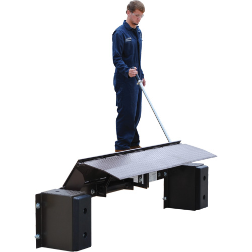Niveleur de quai m&eacute;canique Edge-O-Dock, 99" la, 72" Largeur de la plateforme, 29" Port&eacute;e Rock Safety Industrial Ltd