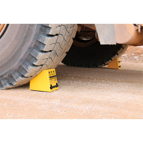 Cale de roue ultra-robuste pour l'exploitation mini&egrave;re Checkers Safety, PEHD, Jaune, 14-1/2" la x 17-1/2" p x 16" h Rock Safety Industrial Ltd