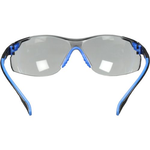 Lunettes de s&eacute;curit&eacute; Solus avec lentilles Scotchgard, Lentille Grise/fum&eacute;e, Antibu&eacute;e, R&eacute;pond ou surpasse la norme CSA Z94.3 Rock Safety Industrial Ltd