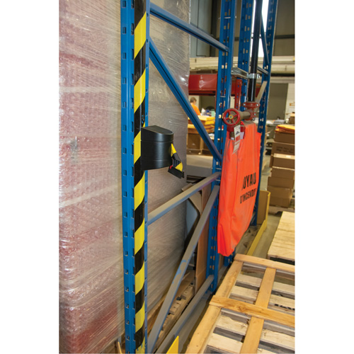 Barri&egrave;re murale magn&eacute;tique avec bande magn&eacute;tique, Plastique, Fixation magn&eacute;tique, 15', Ruban Noir et jaune Rock Safety Industrial Ltd