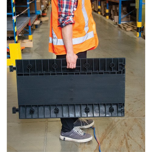 Protecteur de c&acirc;bles en polyur&eacute;thane, 5 canaux, 35,43" lo x 19,69" la x 2" h Rock Safety Industrial Ltd