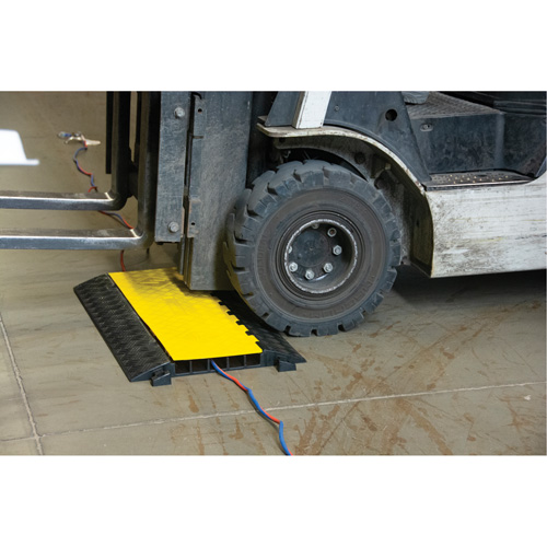 Protecteur de c&acirc;bles en polyur&eacute;thane, 5 canaux, 35,43" lo x 19,69" la x 2" h Rock Safety Industrial Ltd