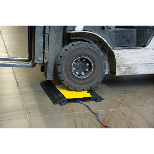 Protecteur de c&acirc;bles en polyur&eacute;thane, 5 canaux, 35,43" lo x 19,69" la x 2" h Rock Safety Industrial Ltd