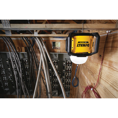 Baladeuse polyvalent sans fil Tool Connect 20V Max, DEL, 5000 lumens, Boîtier en Plastique Rock Safety Industrial Ltd