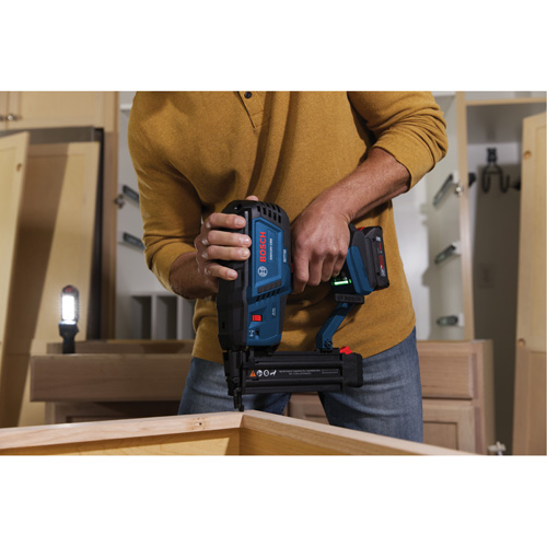 Ensemble cloueuse de finition de calibre 18 avec batterie Standard Power, 18 V, Lithium-ion Rock Safety Industrial Ltd