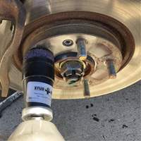 Outil de nettoyage pour moyeux, goujons et roues &agrave; entraînement par chocs STUD KLEEN Rock Safety Industrial Ltd