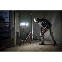 Lampe de travail &agrave; DEL professionnelle &agrave; panneaux pliants lumens sans fil 18V sur tr&eacute;pied, DEL, 3600 lumens Rock Safety Industrial Ltd